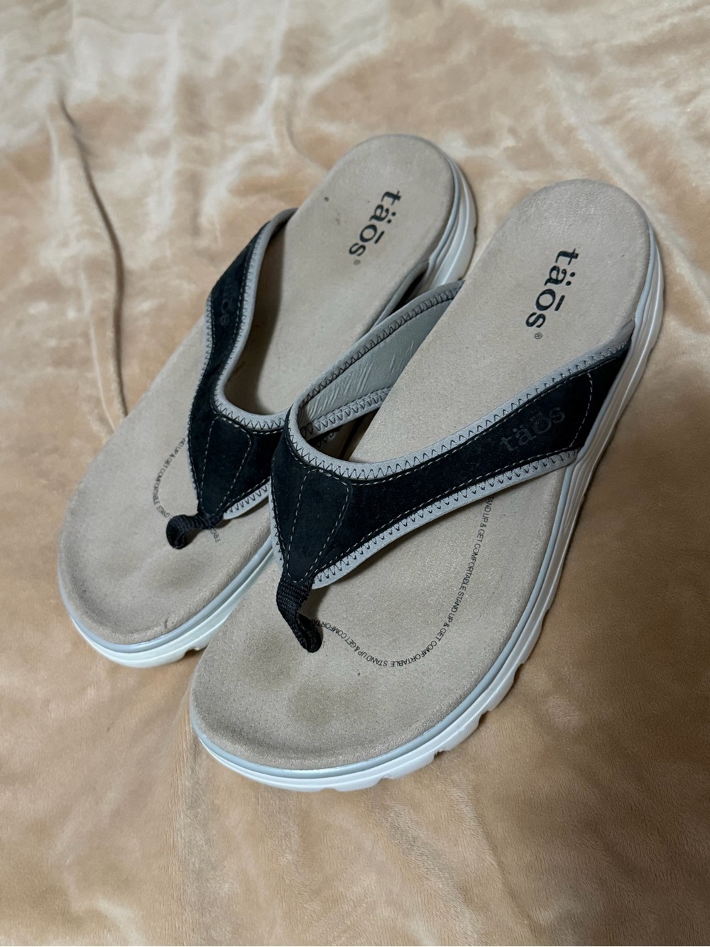 Taos Lucky Black and Beige Comfort Flip-Flop Sandals Women’s 9